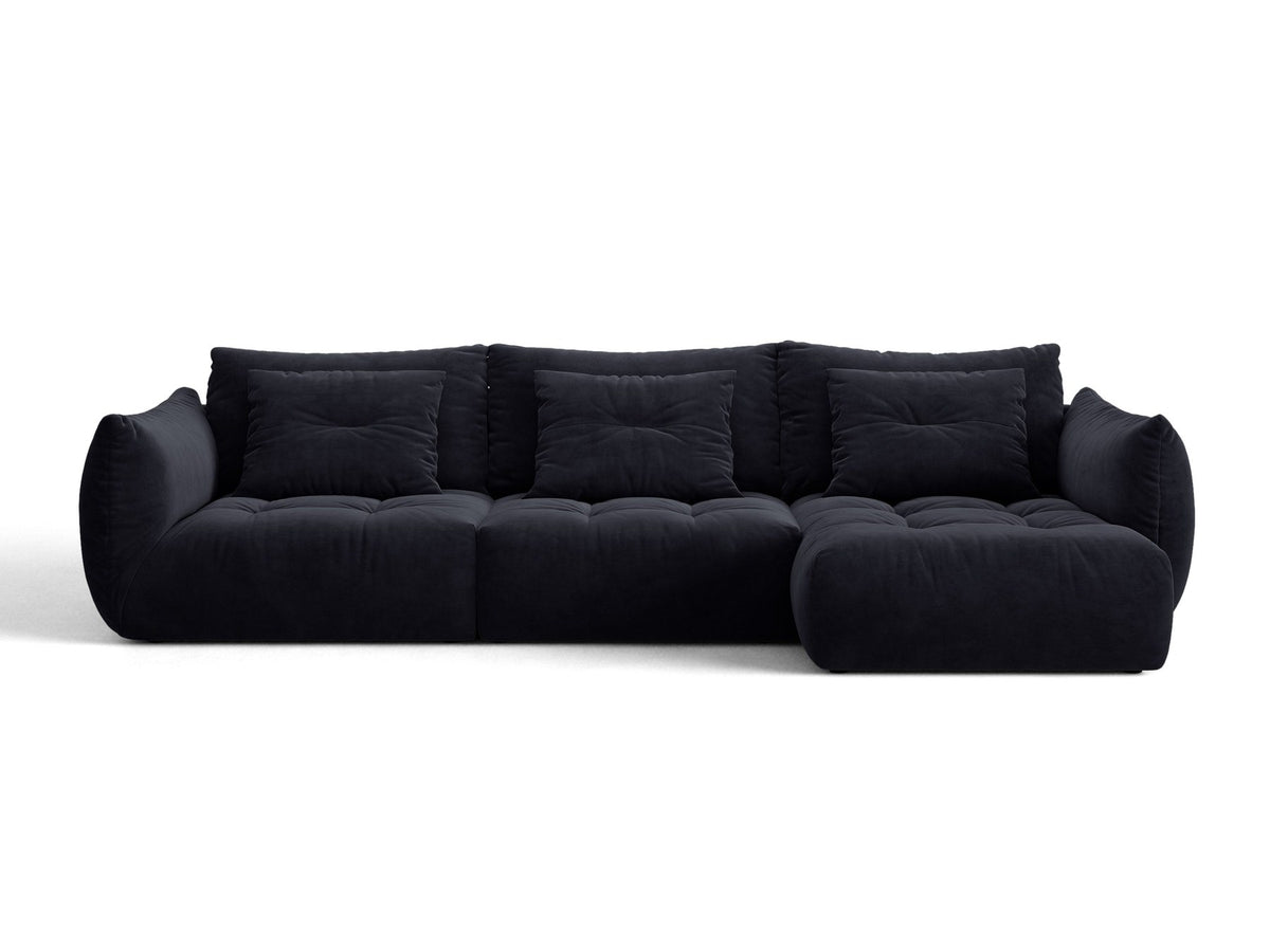Beiges L-Sofa rechts Bloom von Micadoni mit Veloursstoff-Bezug Casino Pearl, schwarzen Kunststoffbeinen und sichtbarem Staufach unter der Sitzfläche.