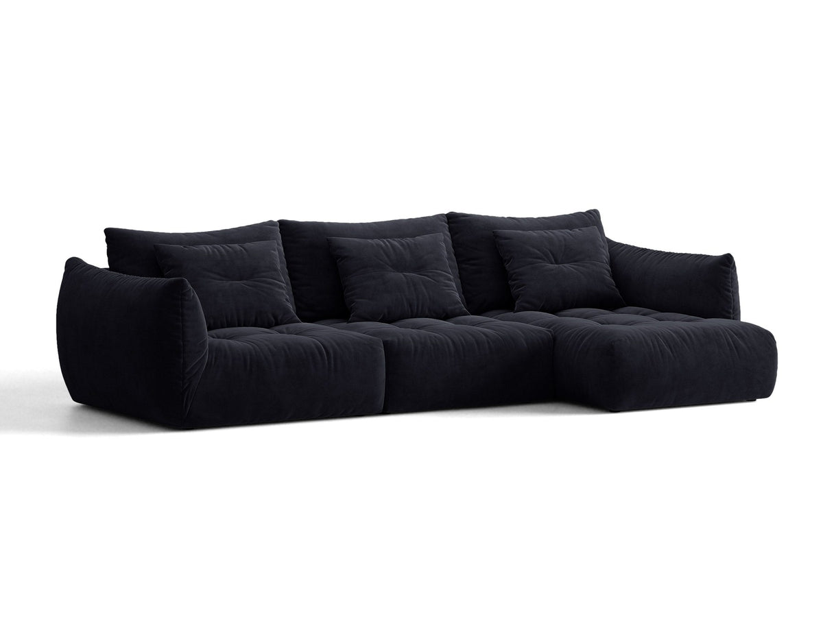 Beiges L-Sofa rechts Bloom von Micadoni mit Veloursstoff-Bezug Casino Pearl, schwarzen Kunststoffbeinen und sichtbarem Staufach unter der Sitzfläche.