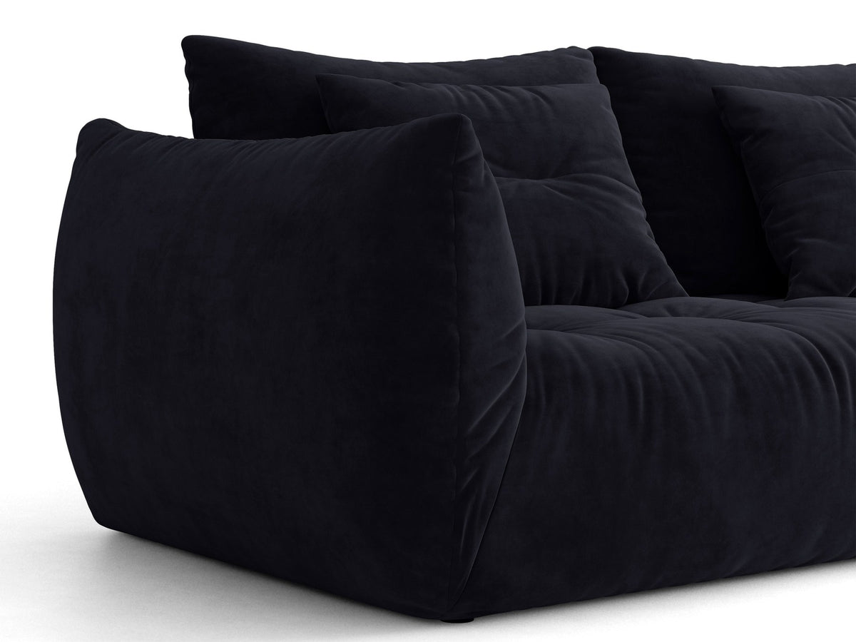 Beiges L-Sofa rechts Bloom von Micadoni mit Veloursstoff-Bezug Casino Pearl, schwarzen Kunststoffbeinen und sichtbarem Staufach unter der Sitzfläche.