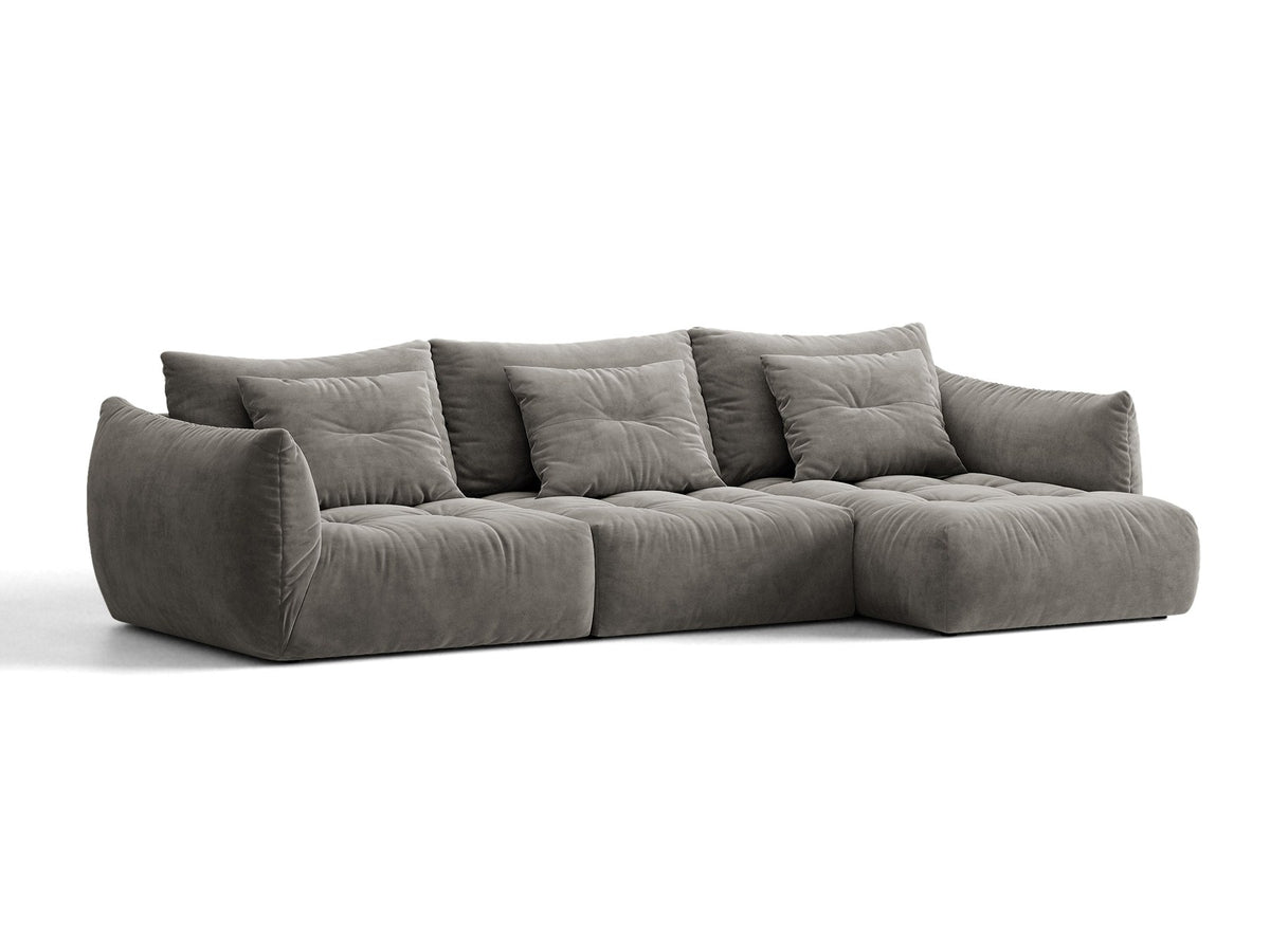 Beiges L-Sofa rechts Bloom von Micadoni mit Veloursstoff-Bezug Casino Pearl, schwarzen Kunststoffbeinen und sichtbarem Staufach unter der Sitzfläche.