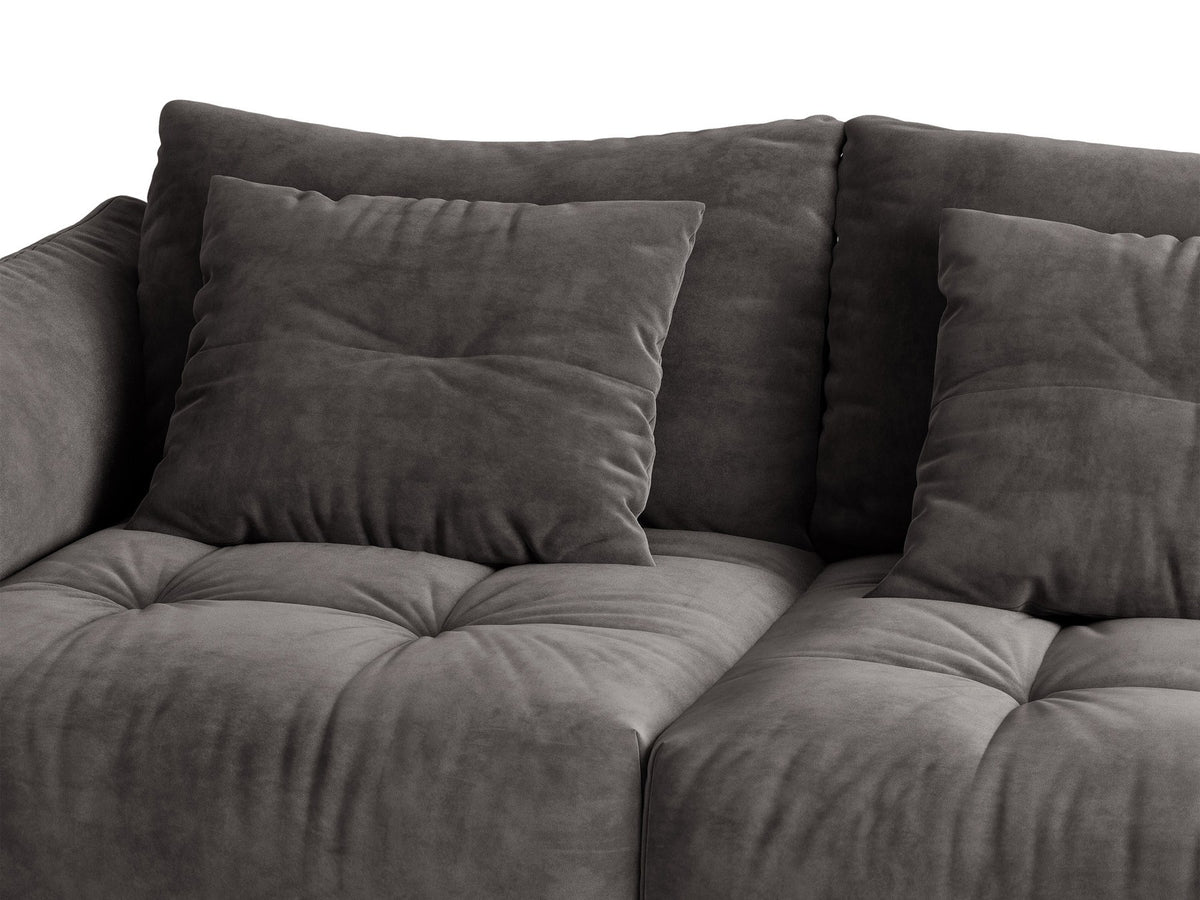 Beiges L-Sofa rechts Bloom von Micadoni mit Veloursstoff-Bezug Casino Pearl, schwarzen Kunststoffbeinen und sichtbarem Staufach unter der Sitzfläche.
