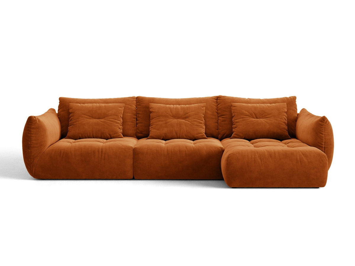 Beiges L-Sofa rechts Bloom von Micadoni mit Veloursstoff-Bezug Casino Pearl, schwarzen Kunststoffbeinen und sichtbarem Staufach unter der Sitzfläche.
