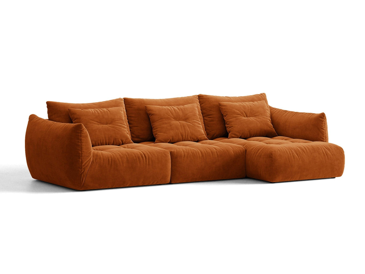 Beiges L-Sofa rechts Bloom von Micadoni mit Veloursstoff-Bezug Casino Pearl, schwarzen Kunststoffbeinen und sichtbarem Staufach unter der Sitzfläche.