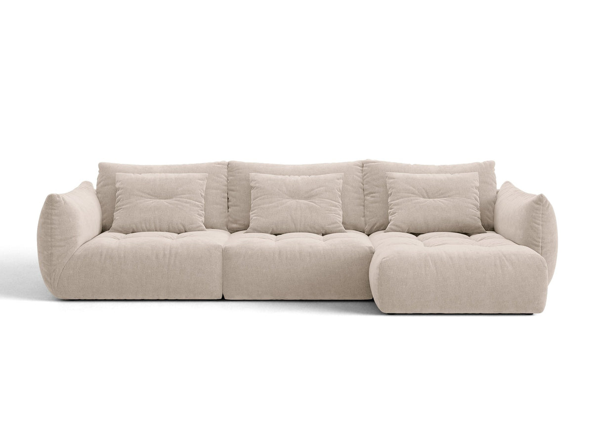 Beiges L-Sofa rechts Bloom von Micadoni mit Veloursstoff-Bezug Casino Pearl, schwarzen Kunststoffbeinen und sichtbarem Staufach unter der Sitzfläche.