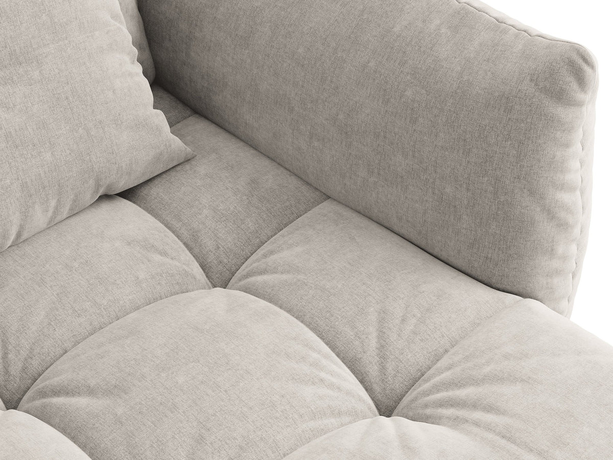 Beiges L-Sofa rechts Bloom von Micadoni mit Veloursstoff-Bezug Casino Pearl, schwarzen Kunststoffbeinen und sichtbarem Staufach unter der Sitzfläche.