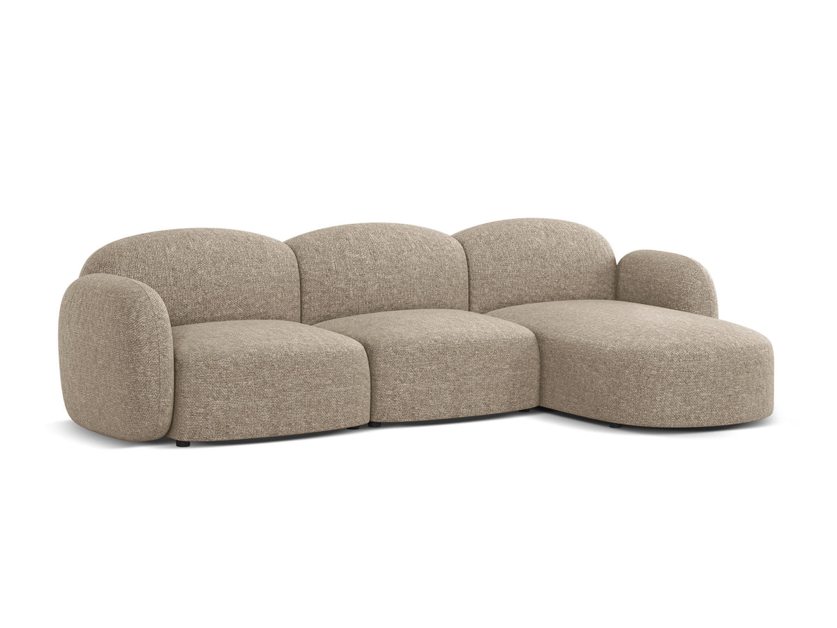 Blair Ecksofa rechts 4-Sitzer von Micadoni, L-Form, Bezugsstoff Eden Dark Beige, Massivholzrahmen und schwarze Kunststoffbeine.