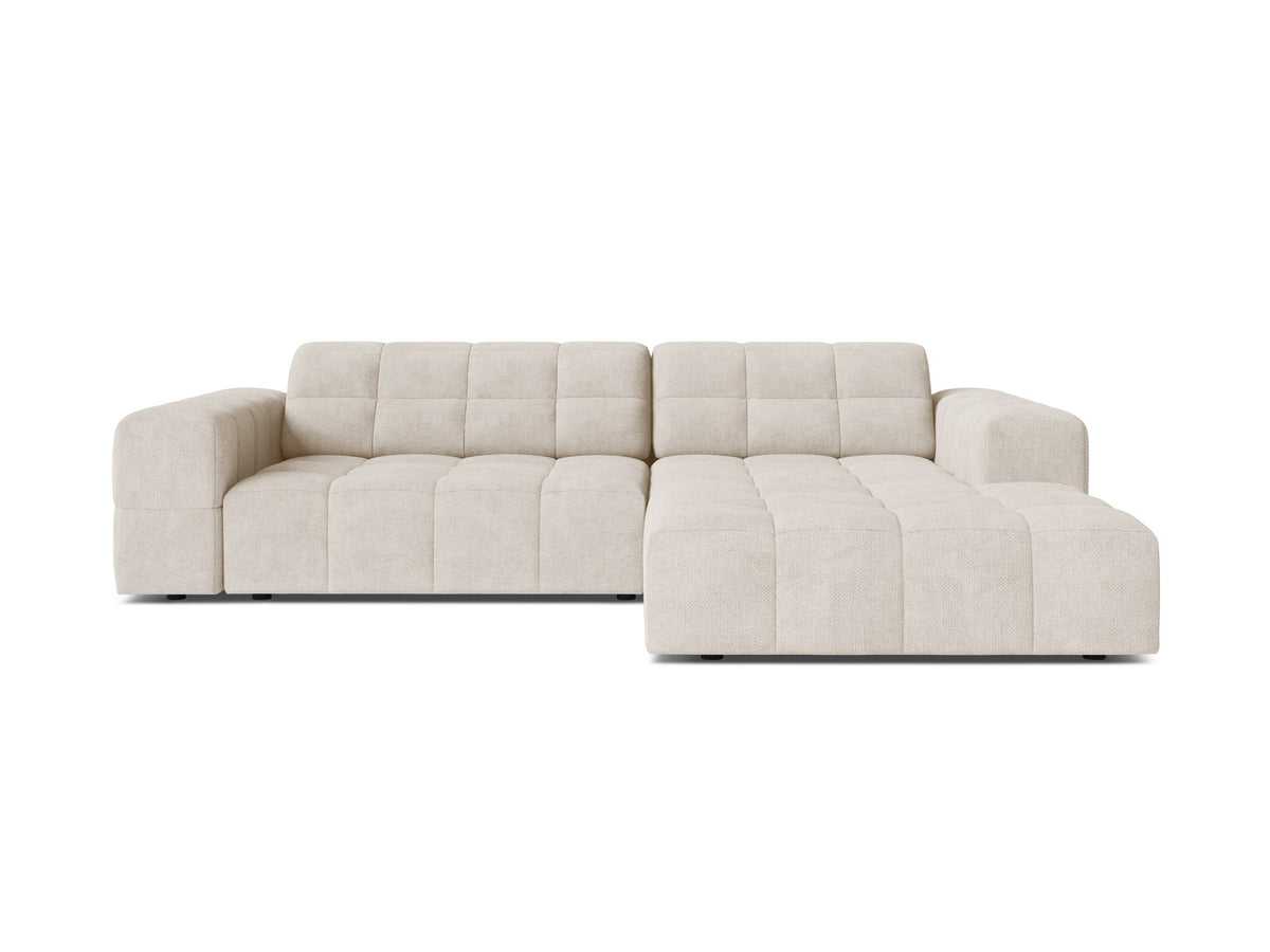 Jennifer Linkes Ecksofa von Micadoni in leichtem Beige, L-Form rechts, bezogen mit Chenille-Stoff Eden 2 Pearl, schwarze Kunststoffbeine.