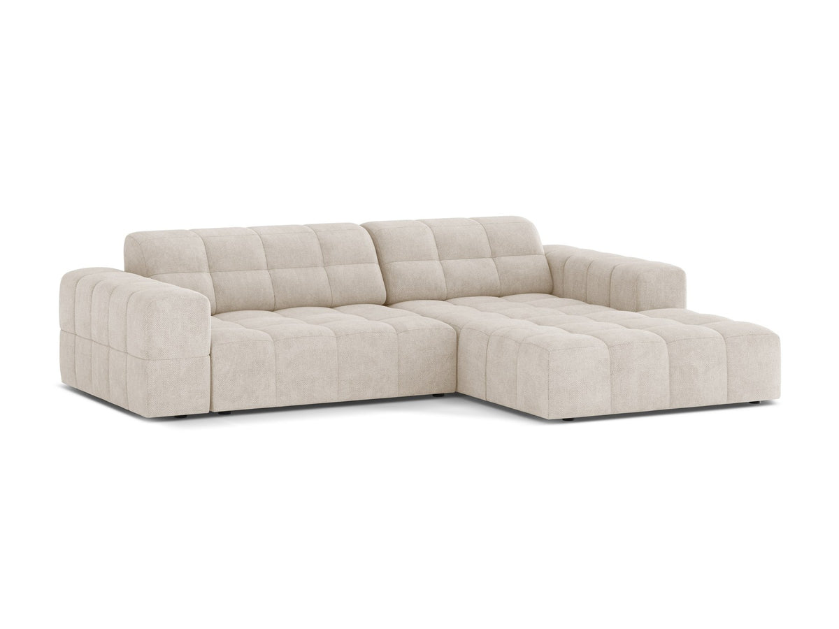 Jennifer Linkes Ecksofa von Micadoni in leichtem Beige, L-Form rechts, bezogen mit Chenille-Stoff Eden 2 Pearl, schwarze Kunststoffbeine.