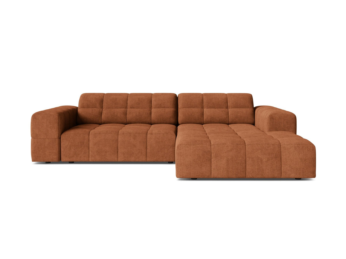 Jennifer Linkes Ecksofa von Micadoni in leichtem Beige, L-Form rechts, bezogen mit Chenille-Stoff Eden 2 Pearl, schwarze Kunststoffbeine.