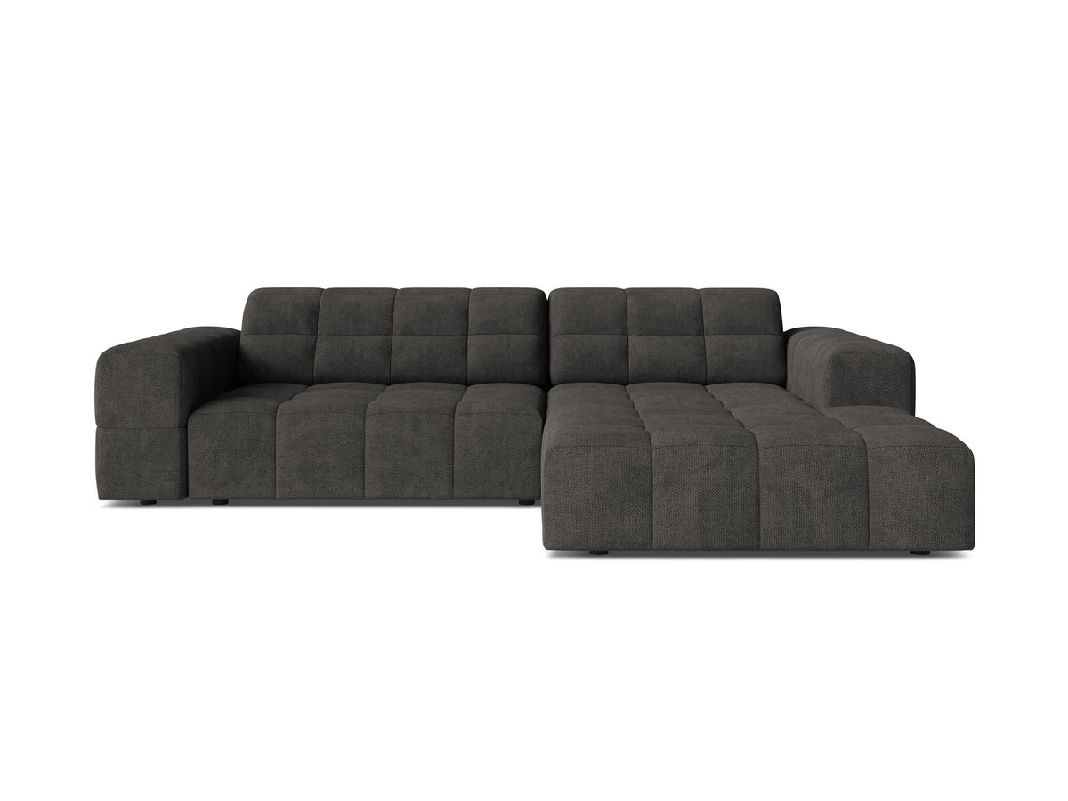 Jennifer Linkes Ecksofa von Micadoni in leichtem Beige, L-Form rechts, bezogen mit Chenille-Stoff Eden 2 Pearl, schwarze Kunststoffbeine.