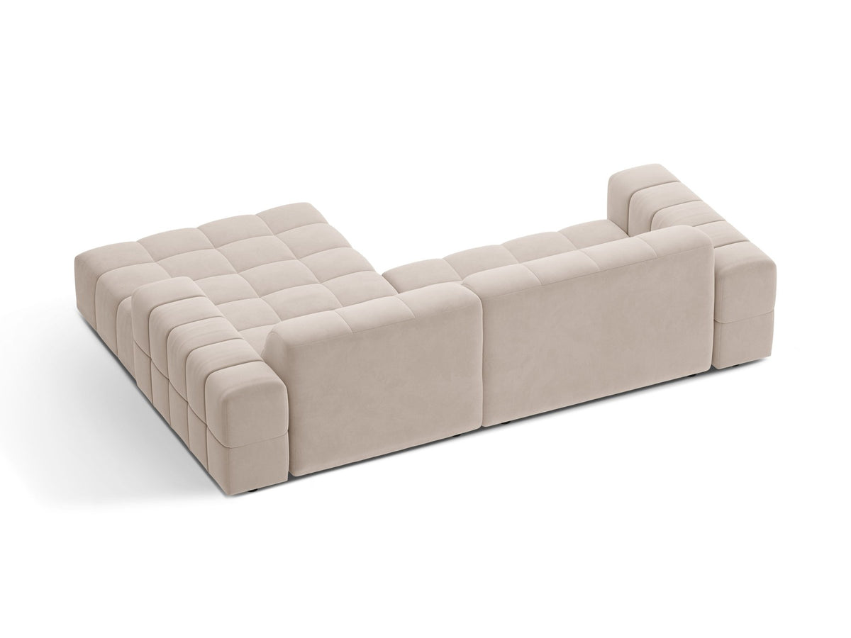 Jennifer Linkes Ecksofa von Micadoni in leichtem Beige, L-Form rechts, bezogen mit Chenille-Stoff Eden 2 Pearl, schwarze Kunststoffbeine.