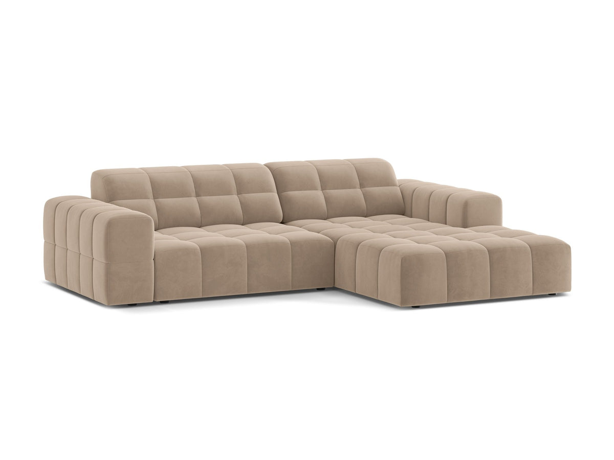 Jennifer Linkes Ecksofa von Micadoni in leichtem Beige, L-Form rechts, bezogen mit Chenille-Stoff Eden 2 Pearl, schwarze Kunststoffbeine.