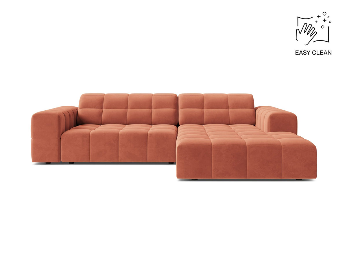 Jennifer Linkes Ecksofa von Micadoni in leichtem Beige, L-Form rechts, bezogen mit Chenille-Stoff Eden 2 Pearl, schwarze Kunststoffbeine.