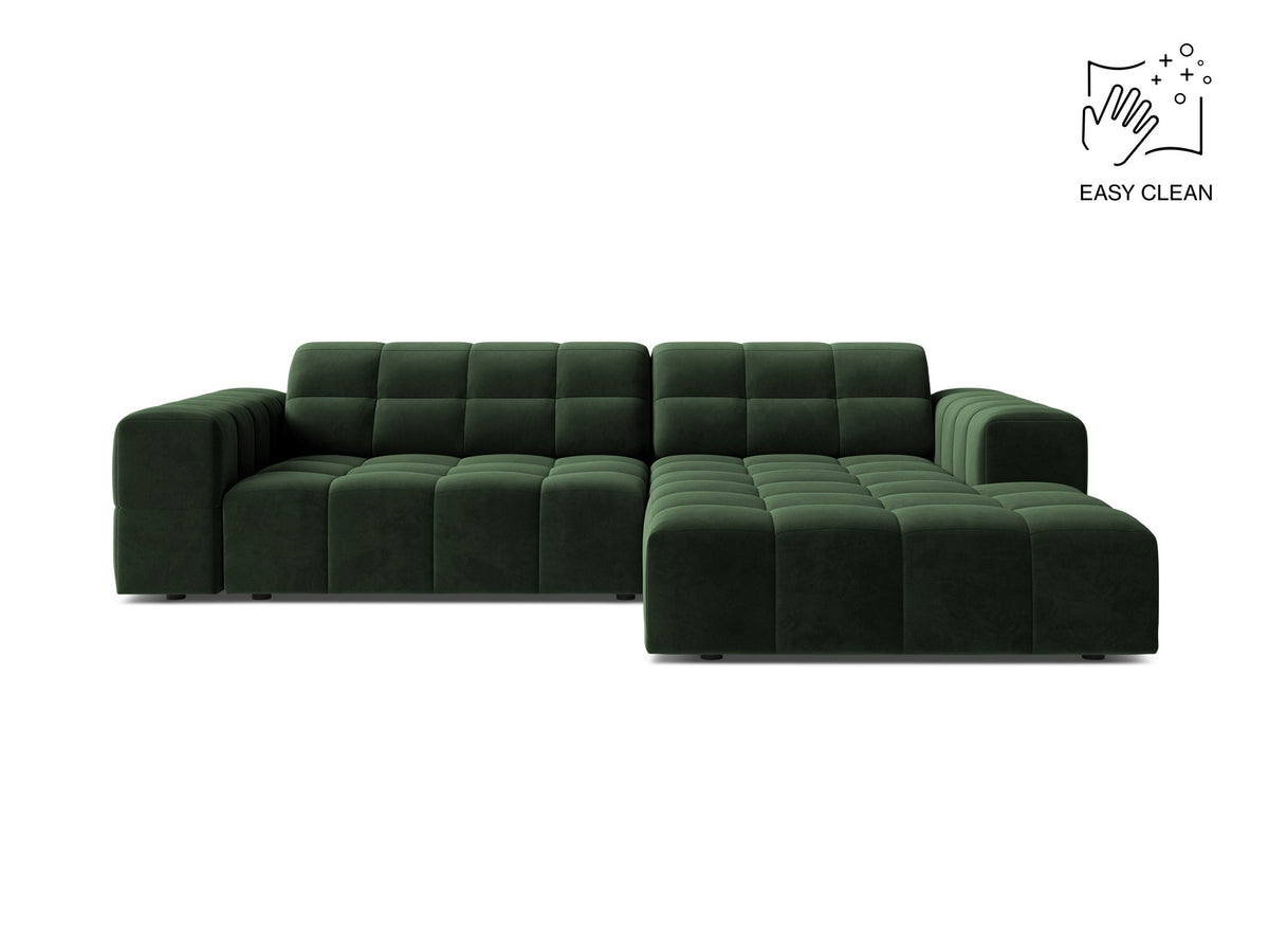 Jennifer Linkes Ecksofa von Micadoni in leichtem Beige, L-Form rechts, bezogen mit Chenille-Stoff Eden 2 Pearl, schwarze Kunststoffbeine.