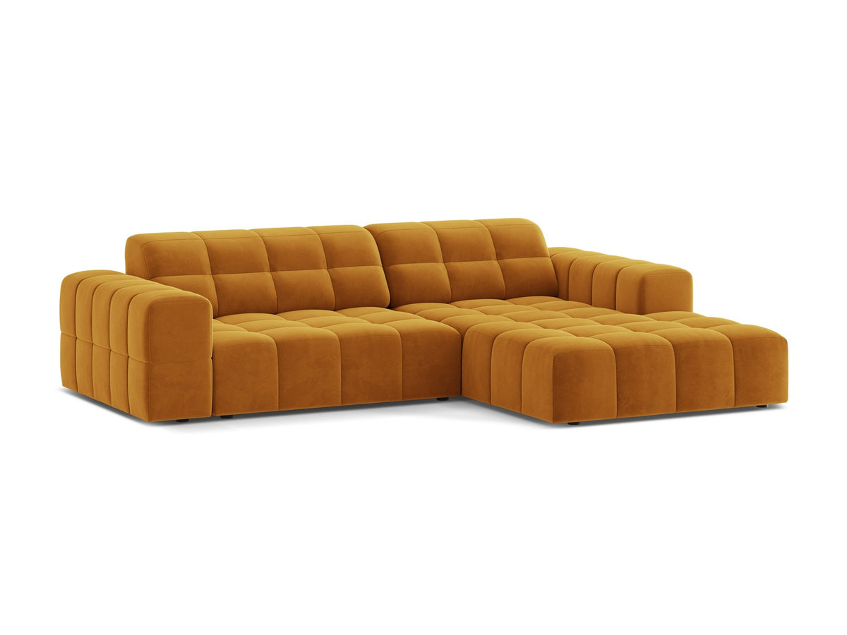 Jennifer Linkes Ecksofa von Micadoni in leichtem Beige, L-Form rechts, bezogen mit Chenille-Stoff Eden 2 Pearl, schwarze Kunststoffbeine.