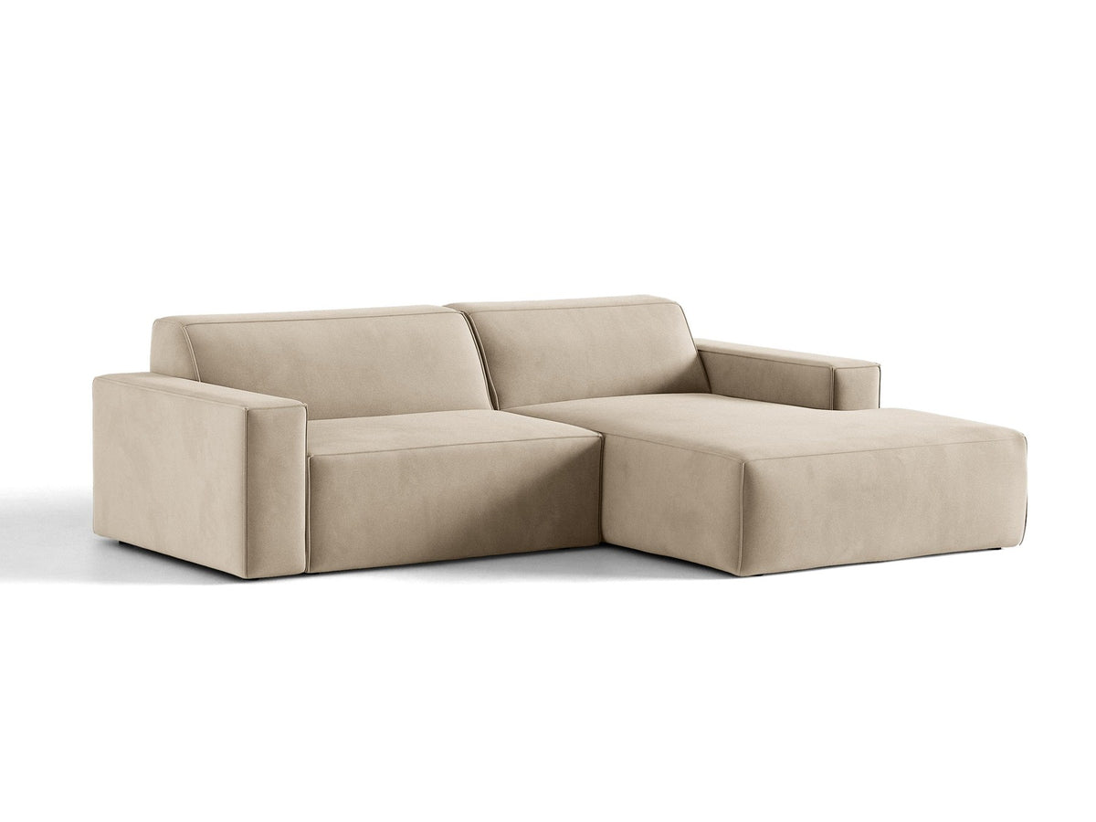 Ecksofa rechts Jodie von Micadoni in leichtem Beige mit Venus-Samtstoff, schwarzen Kunststoffbeinen und moderner modularer Form.
