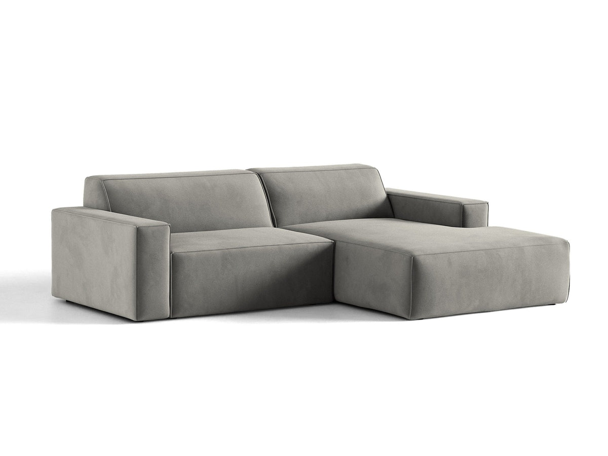 Ecksofa rechts Jodie von Micadoni in leichtem Beige mit Venus-Samtstoff, schwarzen Kunststoffbeinen und moderner modularer Form.