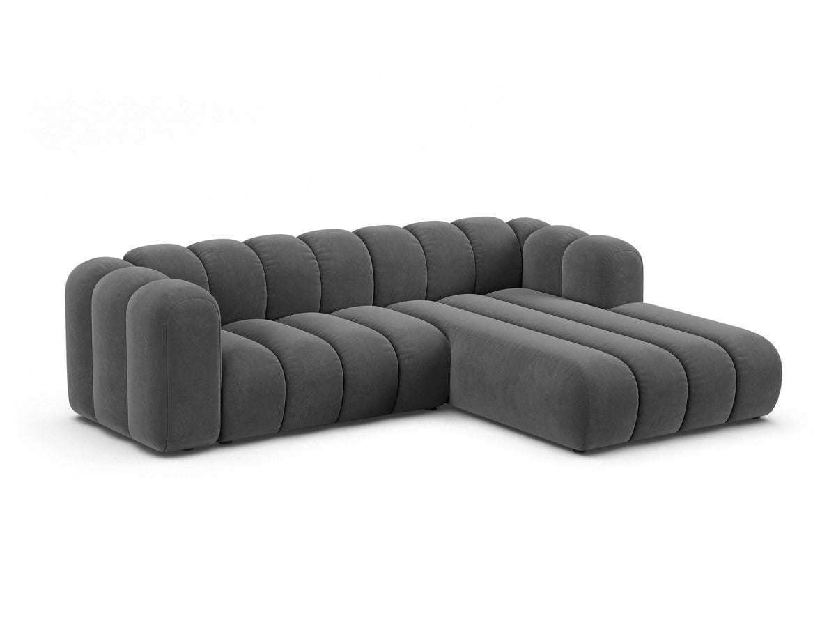 Modulares Ecksofa in leichtem Beige mit Venus-Samtstoff, schwarzen Kunststoffbeinen und einer Sitzbreite von 210 cm, Hersteller Micadoni.