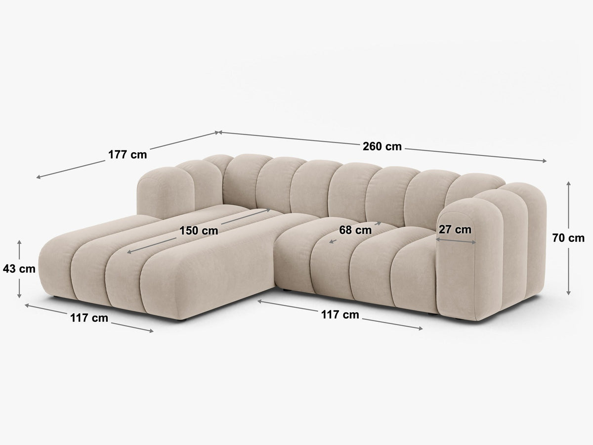 Modulares Ecksofa in leichtem Beige mit Venus-Samtstoff, schwarzen Kunststoffbeinen und einer Sitzbreite von 210 cm, Hersteller Micadoni.