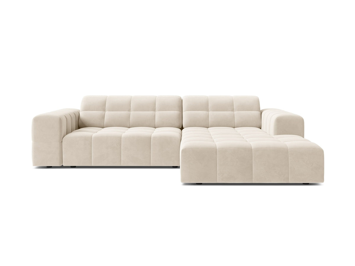 Jennifer Linkes Ecksofa von Micadoni in leichtem Beige, L-Form rechts, bezogen mit Chenille-Stoff Eden 2 Pearl, schwarze Kunststoffbeine.