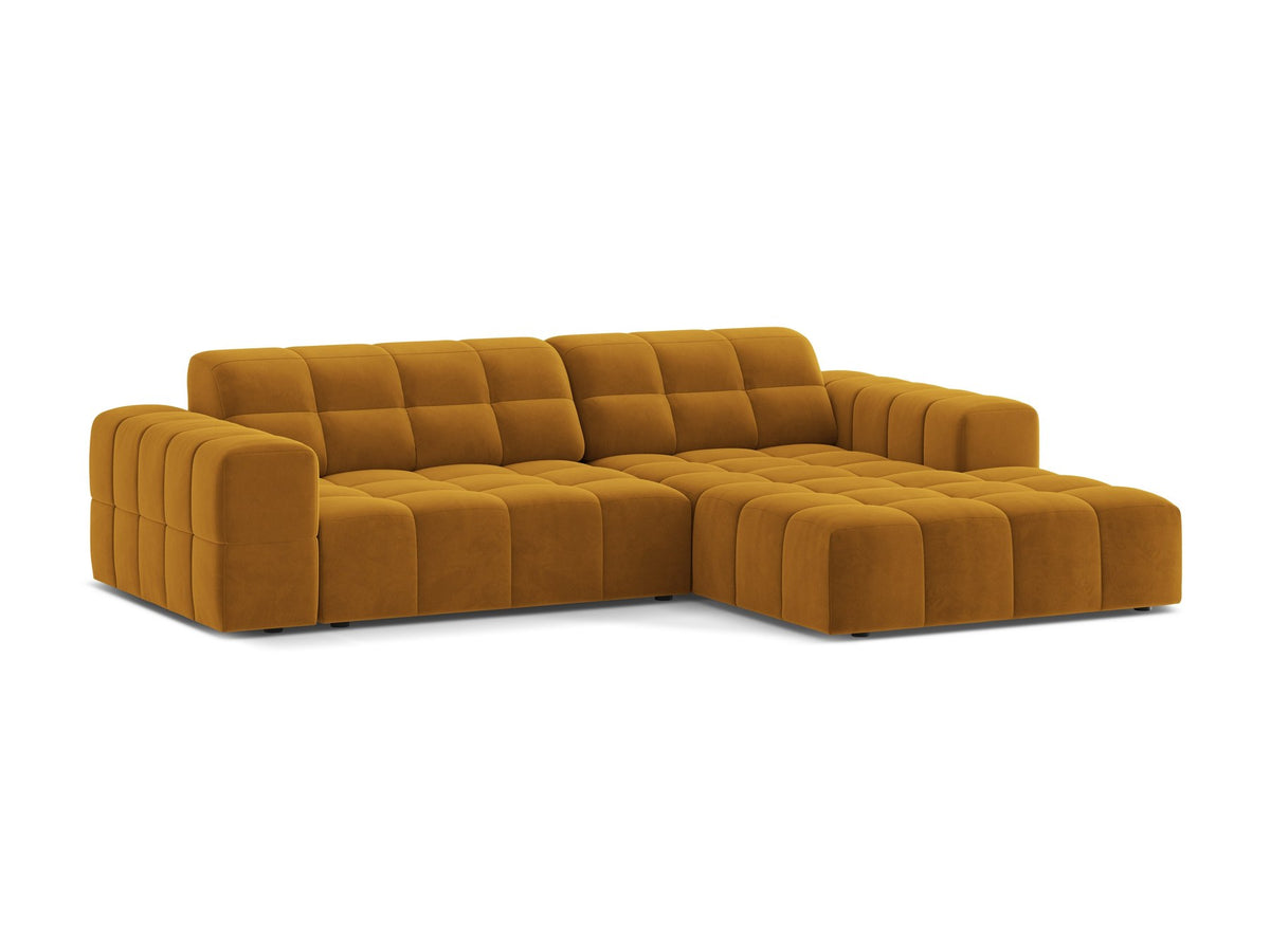 Jennifer Linkes Ecksofa von Micadoni in leichtem Beige, L-Form rechts, bezogen mit Chenille-Stoff Eden 2 Pearl, schwarze Kunststoffbeine.