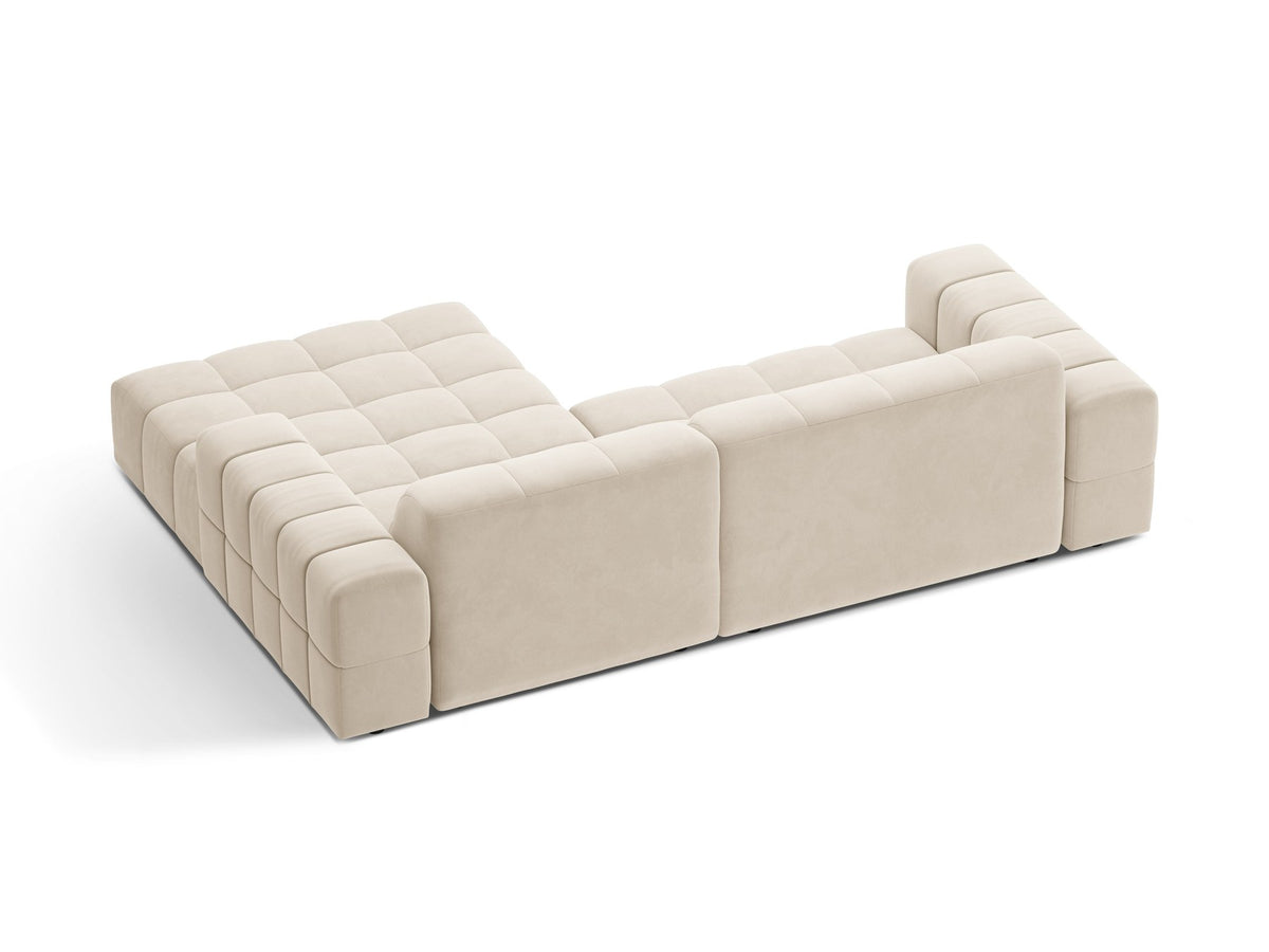 Jennifer Linkes Ecksofa von Micadoni in leichtem Beige, L-Form rechts, bezogen mit Chenille-Stoff Eden 2 Pearl, schwarze Kunststoffbeine.