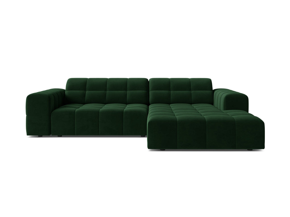 Jennifer Linkes Ecksofa von Micadoni in leichtem Beige, L-Form rechts, bezogen mit Chenille-Stoff Eden 2 Pearl, schwarze Kunststoffbeine.