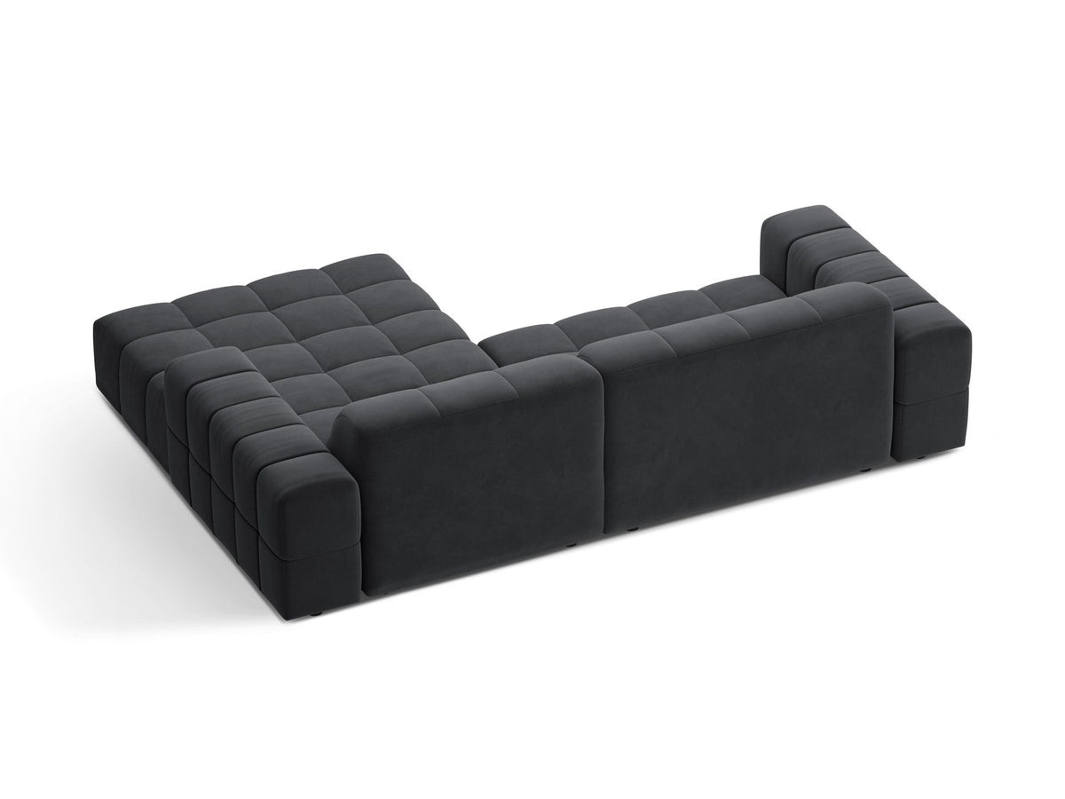 Jennifer Linkes Ecksofa von Micadoni in leichtem Beige, L-Form rechts, bezogen mit Chenille-Stoff Eden 2 Pearl, schwarze Kunststoffbeine.