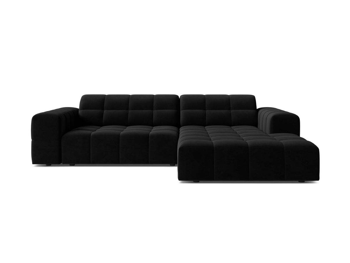 Jennifer Linkes Ecksofa von Micadoni in leichtem Beige, L-Form rechts, bezogen mit Chenille-Stoff Eden 2 Pearl, schwarze Kunststoffbeine.