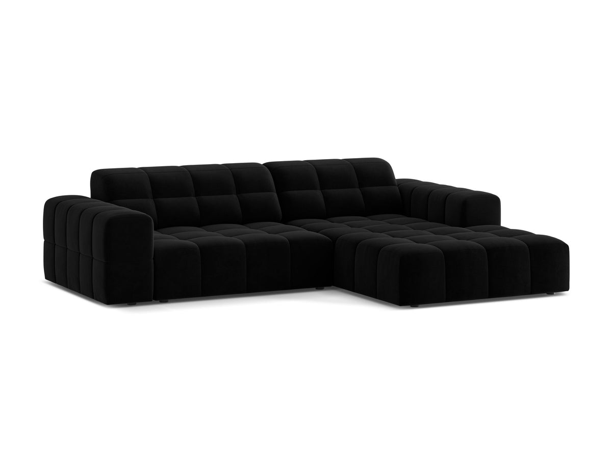 Jennifer Linkes Ecksofa von Micadoni in leichtem Beige, L-Form rechts, bezogen mit Chenille-Stoff Eden 2 Pearl, schwarze Kunststoffbeine.