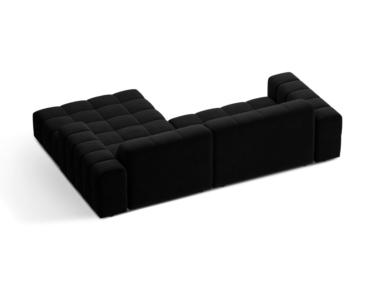 Jennifer Linkes Ecksofa von Micadoni in leichtem Beige, L-Form rechts, bezogen mit Chenille-Stoff Eden 2 Pearl, schwarze Kunststoffbeine.