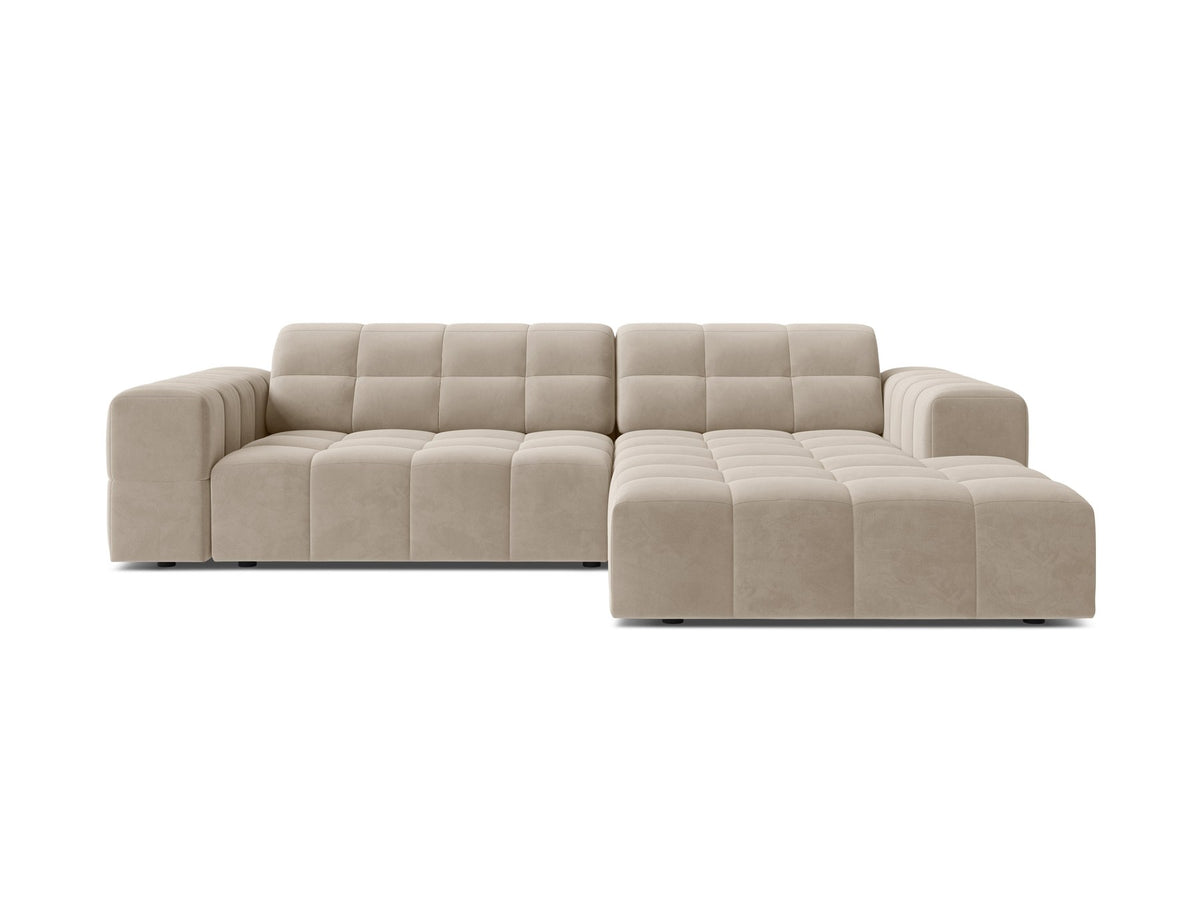 Jennifer Linkes Ecksofa von Micadoni in leichtem Beige, L-Form rechts, bezogen mit Chenille-Stoff Eden 2 Pearl, schwarze Kunststoffbeine.