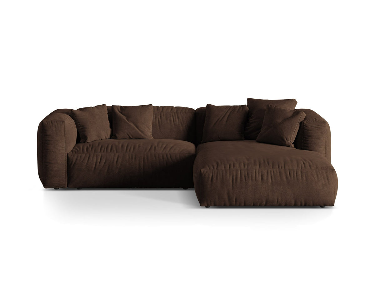 Ecksofa rechts Martina XL von Micadoni in Schokolade, Veloursstoff Vogue 6, mit Polypropylen-Beinen und breiter Sitzfläche.