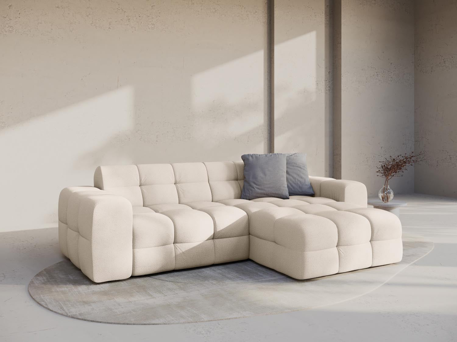 Beige Kendal Ecksofa rechts 4 Sitzer von Micadoni, stilvolles L-Sofa für modernes Wohnen, ideal für gemütliche Wohnzimmer.