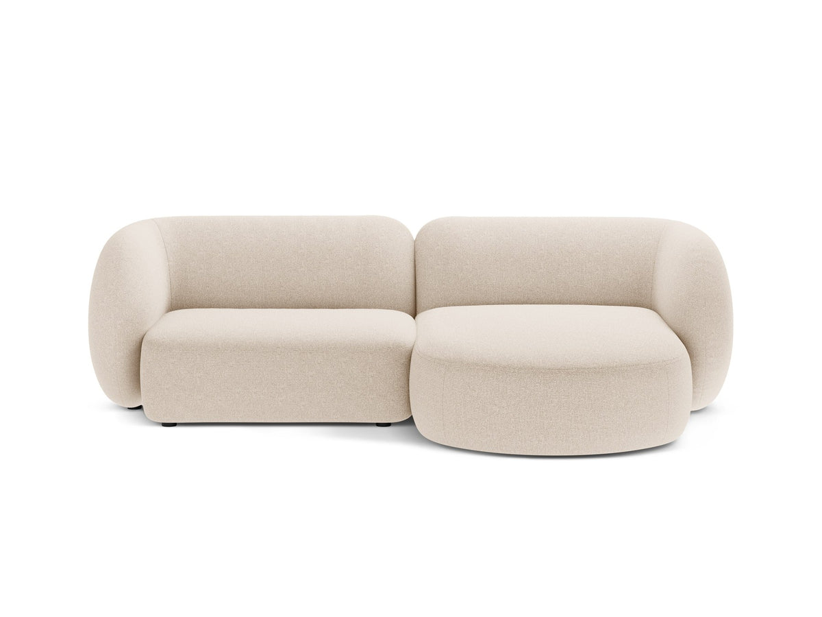 Weisses modulares Ecksofa Kate von Micadoni mit Bouclé-Stoff, schwarzen Kunststoffbeinen und rechts ausgerichteter Formgebung.