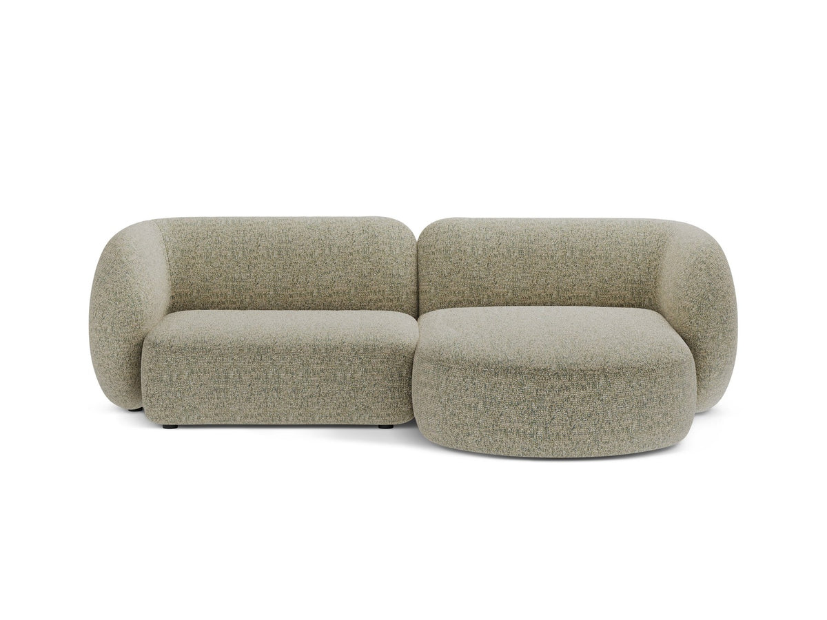 Weisses modulares Ecksofa Kate von Micadoni mit Bouclé-Stoff, schwarzen Kunststoffbeinen und rechts ausgerichteter Formgebung.