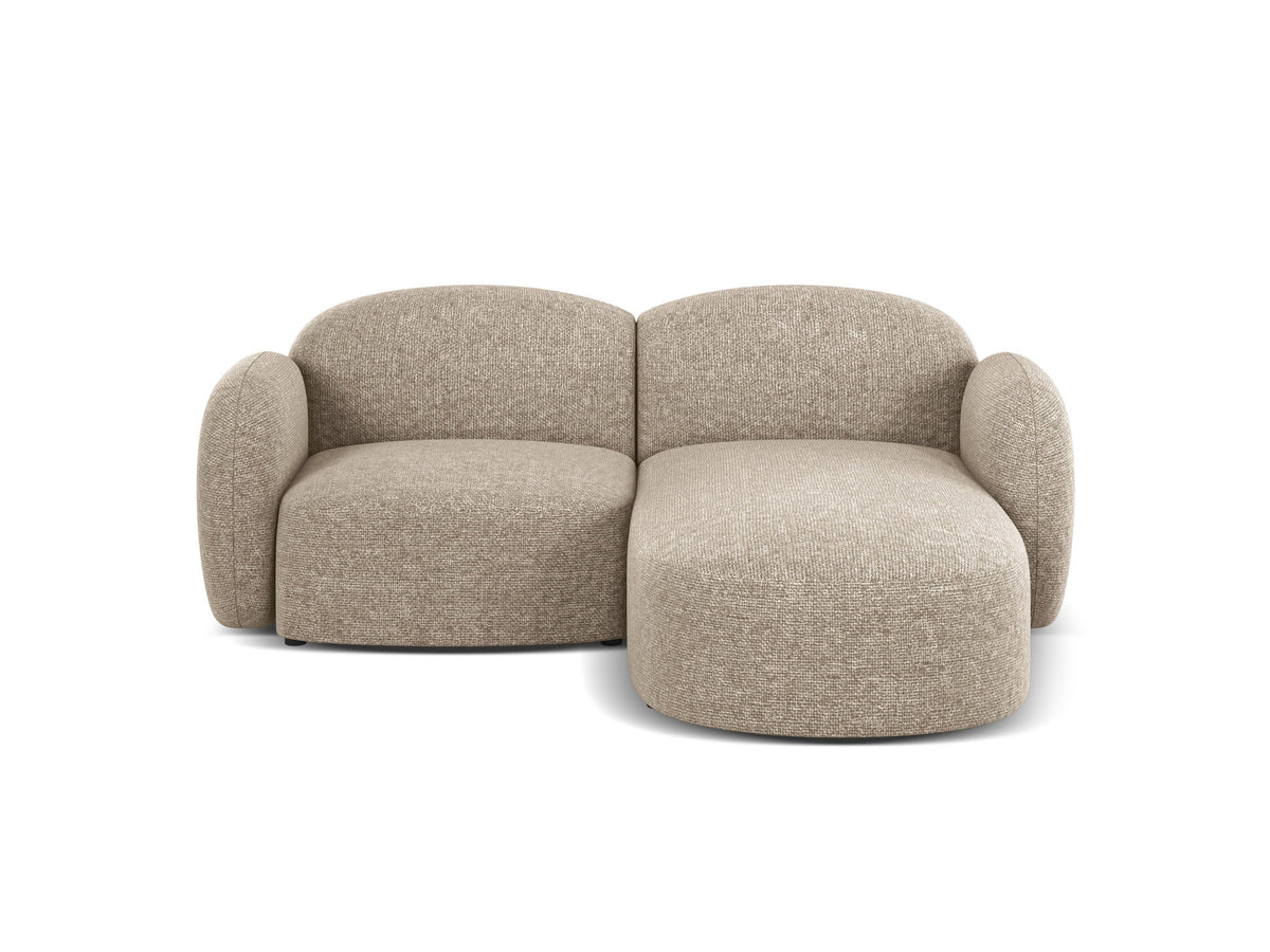 Blair Ecksofa rechts 3-Sitzer von Micadoni, L-Sofa mit Eden-Chenillestoff in Dark Beige, Massivholzrahmen und schwarzen Kunststoffbeinen.