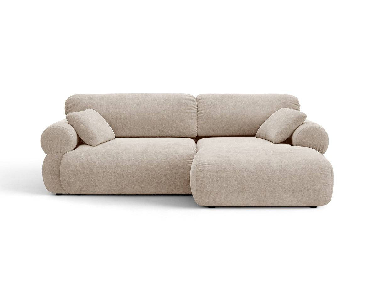 Beiges L-Ecksofa Ophelia von Micadoni mit Stoffbezug Liberty, schwarzen Kunststoffbeinen und niedriger, abgerundeter Sitzform.