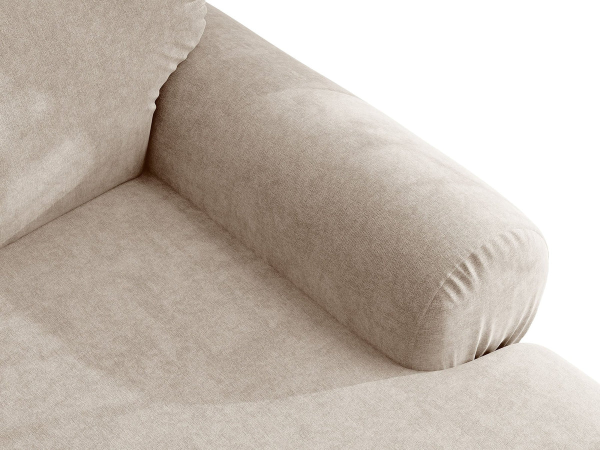 Beiges L-Ecksofa Ophelia von Micadoni mit Stoffbezug Liberty, schwarzen Kunststoffbeinen und niedriger, abgerundeter Sitzform.