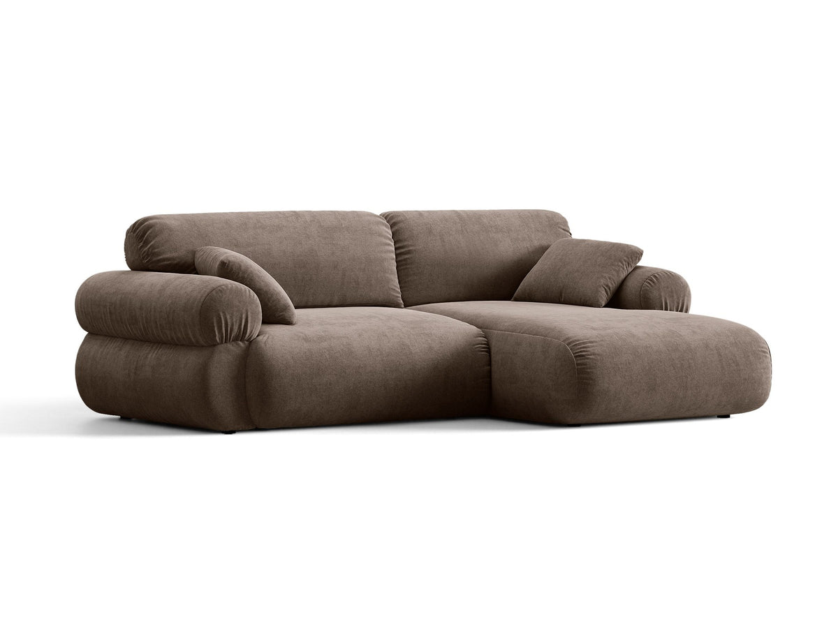 Beiges L-Ecksofa Ophelia von Micadoni mit Stoffbezug Liberty, schwarzen Kunststoffbeinen und niedriger, abgerundeter Sitzform.