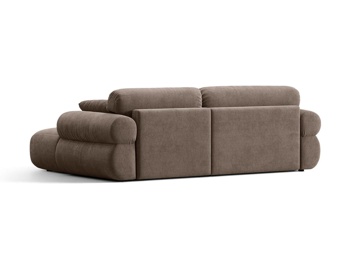 Beiges L-Ecksofa Ophelia von Micadoni mit Stoffbezug Liberty, schwarzen Kunststoffbeinen und niedriger, abgerundeter Sitzform.