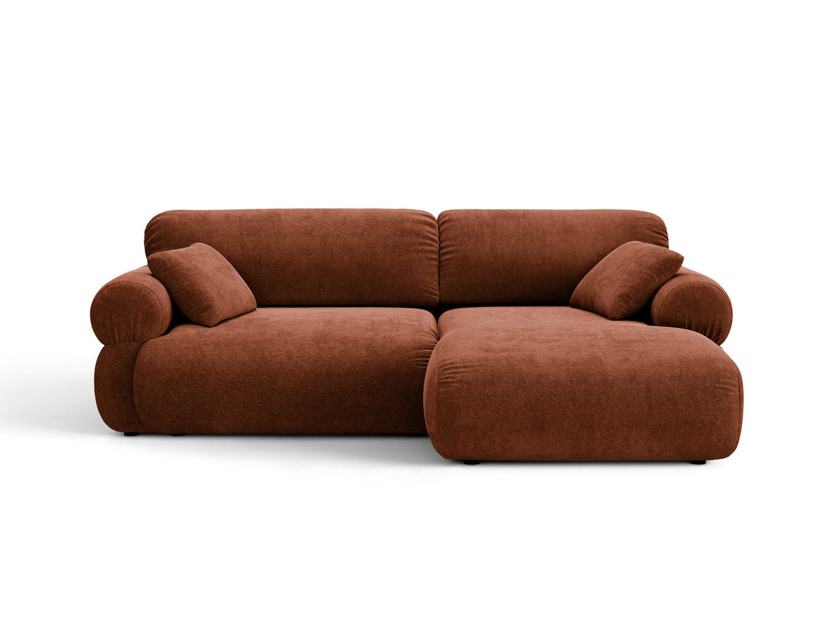 Beiges L-Ecksofa Ophelia von Micadoni mit Stoffbezug Liberty, schwarzen Kunststoffbeinen und niedriger, abgerundeter Sitzform.