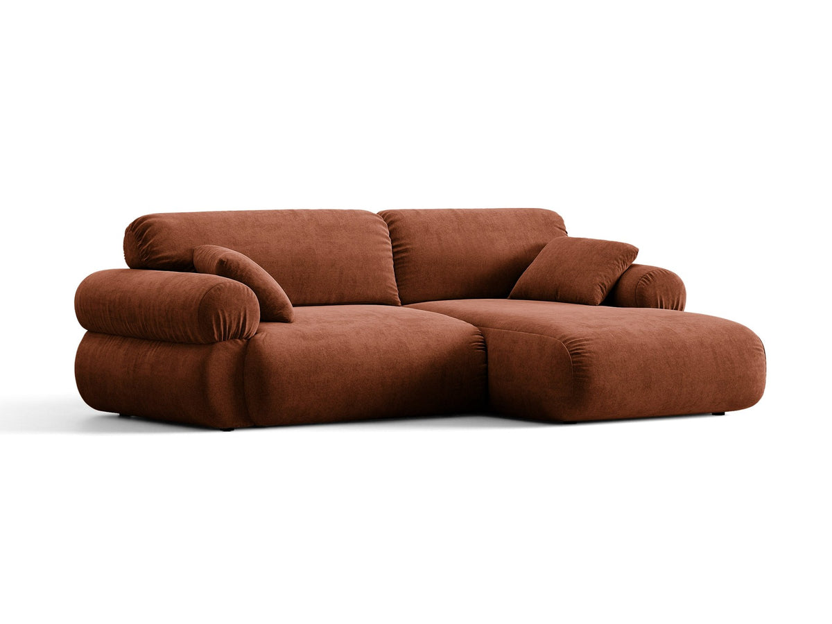 Beiges L-Ecksofa Ophelia von Micadoni mit Stoffbezug Liberty, schwarzen Kunststoffbeinen und niedriger, abgerundeter Sitzform.