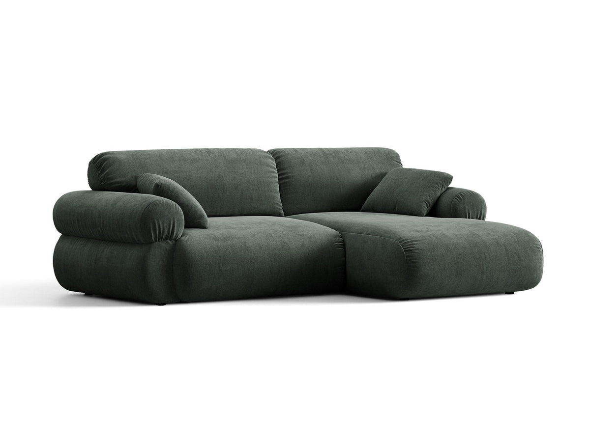 Beiges L-Ecksofa Ophelia von Micadoni mit Stoffbezug Liberty, schwarzen Kunststoffbeinen und niedriger, abgerundeter Sitzform.