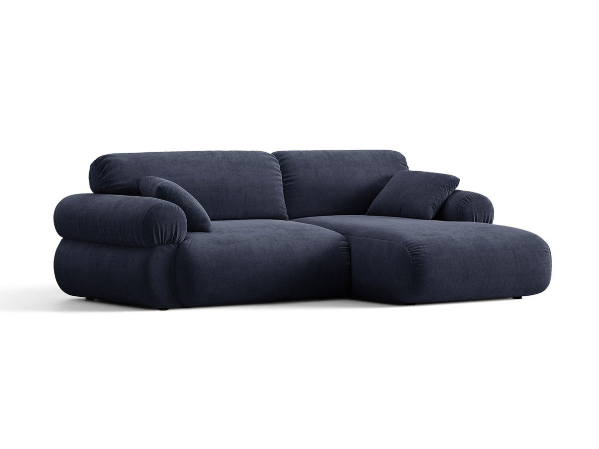 Beiges L-Ecksofa Ophelia von Micadoni mit Stoffbezug Liberty, schwarzen Kunststoffbeinen und niedriger, abgerundeter Sitzform.