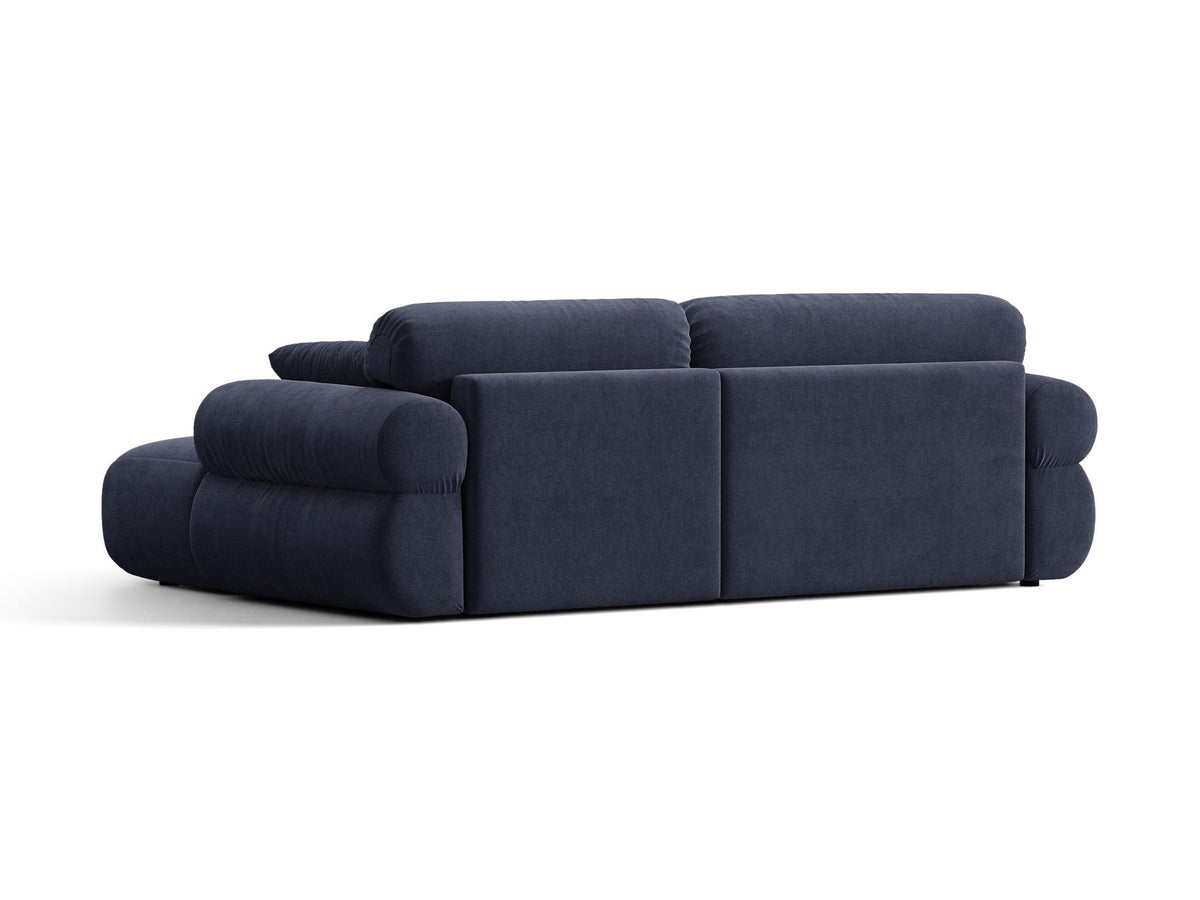 Beiges L-Ecksofa Ophelia von Micadoni mit Stoffbezug Liberty, schwarzen Kunststoffbeinen und niedriger, abgerundeter Sitzform.