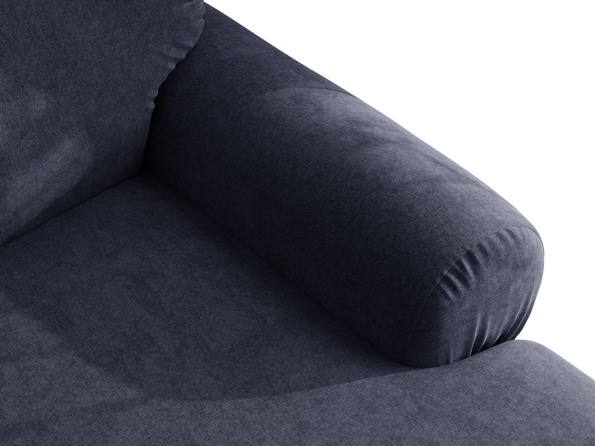 Beiges L-Ecksofa Ophelia von Micadoni mit Stoffbezug Liberty, schwarzen Kunststoffbeinen und niedriger, abgerundeter Sitzform.