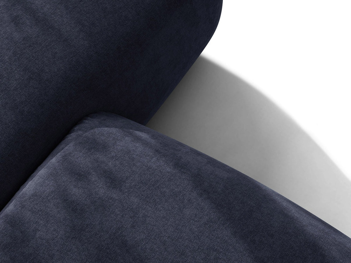 Beiges L-Ecksofa Ophelia von Micadoni mit Stoffbezug Liberty, schwarzen Kunststoffbeinen und niedriger, abgerundeter Sitzform.