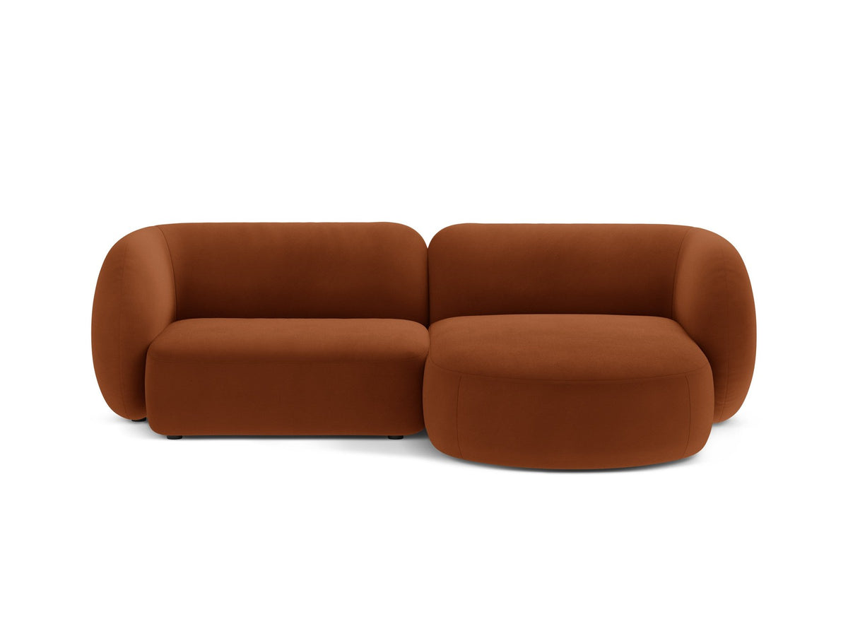 Weisses modulares Ecksofa Kate von Micadoni mit Bouclé-Stoff, schwarzen Kunststoffbeinen und rechts ausgerichteter Formgebung.