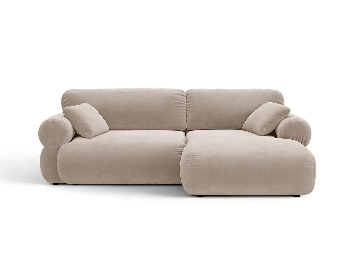 Beiges L-Ecksofa Ophelia von Micadoni mit Stoffbezug Liberty, schwarzen Kunststoffbeinen und niedriger, abgerundeter Sitzform.